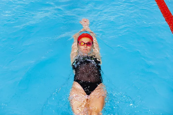 Vista Aérea Nadadora Femenina Gorra Natación Gafas Entrenamiento Piscina Aire —  Fotos de Stock