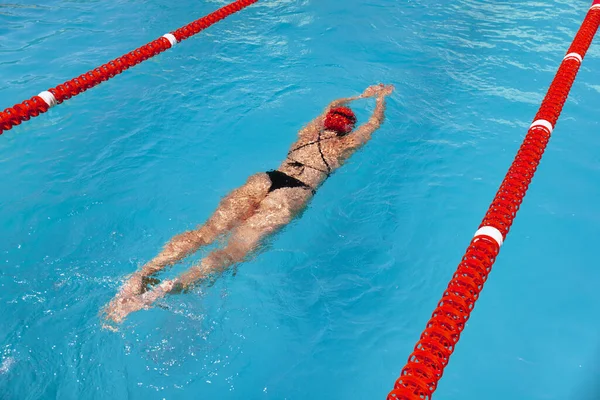 Bij Het Zwembad Sportieve Vrouw Zwemmer Badmuts Briltraining Bij Open — Stockfoto
