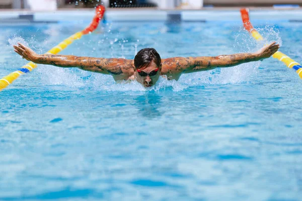 Technika Pływania Motyla Młody Muskularny Mężczyzna Profesjonalny Pływak Okularach Treningowych — Zdjęcie stockowe