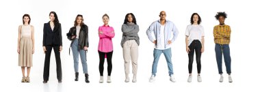 Gençlik. Farklı, çok ırklı insanlardan oluşan bir grup, beyaz arka planda izole edilmiş kameraya bakan kadın ve erkekler, yatay uçucu, afiş. Çalışma, boşluklar, moda, çeşitlilik, insan hakları