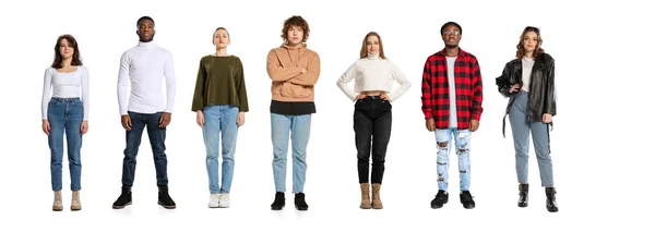 学生们一群不同的 多种族的人 男人和女人看着被白色背景隔离的相机 穿着休闲装的模特 Job Work Fashion Diversity Human Rights — 图库照片