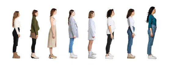 白い背景 水平方向のチラシの上に孤立し お互いの前に立って若い女性のプロフィールビュー カジュアルな服のモデル チーム ファッション 多様性 — ストック写真