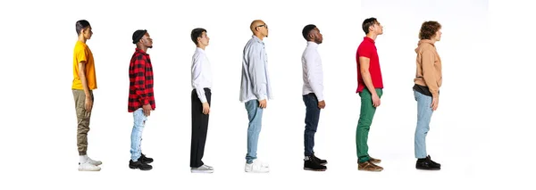 多様性 白い背景 水平方向のチラシの上に孤立し お互いの前に立って若い男性と女性のプロフィールビュー カジュアルな服のモデル チーム ファッション — ストック写真