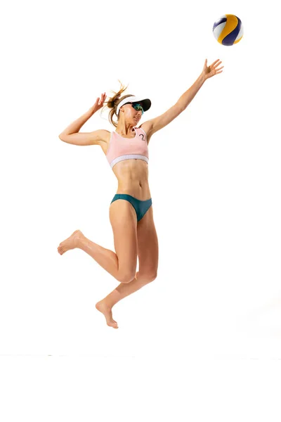 沙滩排球 一名健康的年轻女子 身穿运动泳衣的排球运动员打巴赫排球时被白色背景隔离 健康的生活方式 健身理念 — 图库照片