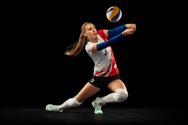 Retrato Dinâmico Jogador Profissional Voleibol Uniforme Esportivo Jogando Voleibol Isolado — Fotografia de Stock