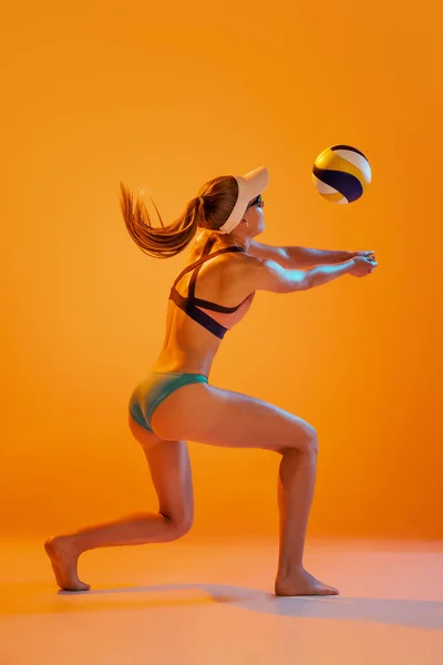 Voleibol Praia Jovem Esportiva Jogador Voleibol Treinando Com Bola Isolada — Fotografia de Stock