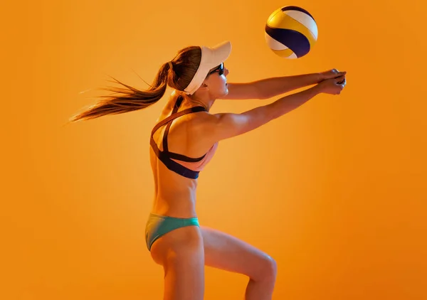 Piłka Plażowa Sportowe Kobiety Siatkarz Sportowym Treningu Strojów Kąpielowych Piłką — Zdjęcie stockowe
