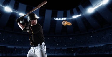 Beyzbol sopasıyla beyzbol oyuncusu olan Ateş topu posteri maç sırasında akşam vakti spor stadyumunda. Spor, galibiyet, yarışma konseptleri. Kolaj, ilan ilanı, metin
