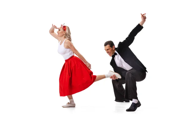 音乐和舞蹈 身穿复古风格服装的年轻男子和女子被石头迷住了 他们穿着与白色背景隔离的跳舞的林迪跳 永恒的传统 70年代的美国时尚风格 — 图库照片
