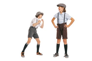 Eğlence, eğlence. Neşeli küçük çocuklar, beyaz arka planda izole edilmiş eski moda kıyafetler giyen şık çocuklar. Çocukluk kavramı, klasik yaz moda tarzı. İlan için alanı kopyala