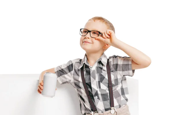 可爱小男孩的画像 戴着眼镜和帽子的快乐孩子 与白色工作室背景隔离 还有广告的版权空间 儿童情感 面部表情 美和广告的概念 — 图库照片