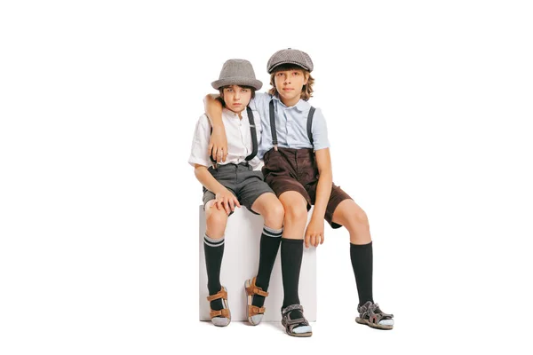 Два Мальчика Школьного Возраста Стильные Дети Ретро Одежде Сидящие Коробке — стоковое фото