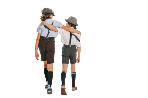 Вид Сзади Двух Мальчиков Школьного Возраста Детей Ретро Одежде Изолированных — стоковое фото