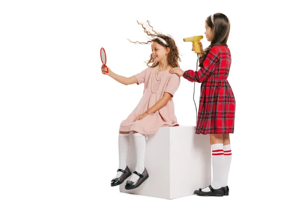 Робить Волосся Студійний Знімок Маленьких Щасливих Дівчат Ретро Стилі Мода — стокове фото