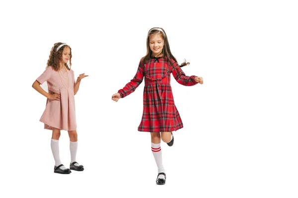 Стрибки Студійний Знімок Маленьких Щасливих Дівчат Ретро Стилі Мода Років — стокове фото
