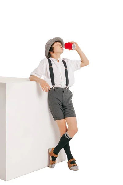 Ragazzo Elegante Bambino Con Cappello Pantaloncini Con Bretelle Bere Limonata — Foto Stock