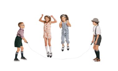 Eğleniyorum. Beyaz arka planda izole edilmiş, retro tarzı yaz kıyafeti giyen bir grup neşeli çocuk. Çocuk duyguları, yüz ifadesi, güzellik, çocukluk kavramı. İlan için alanı kopyala