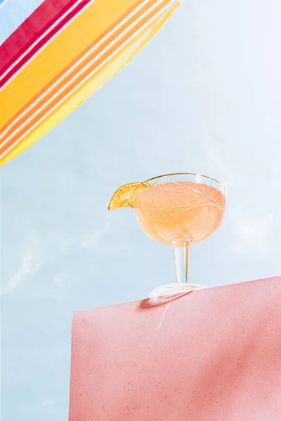 Leichte Getränke Untere Ansicht Des Cocktailglases Mit Champagner Martinez Getränk — Stockfoto