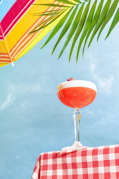 Sommerstimmung Untere Ansicht Des Cocktailglases Mit Leckerem Kleeblatt Über Blauem — Stockfoto