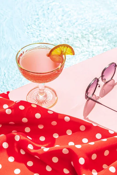 Kosmopolitisch Kaltes Getränk Einem Heißen Sommertag Cocktailglas Der Nähe Des — Stockfoto
