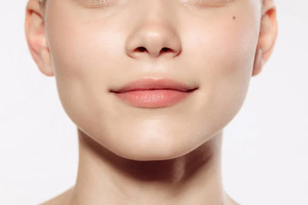 将女性嘴唇 脸颊和鼻子隔离在白色的工作室背景之下 自然美 自然美 化妆品 整形手术 广告等概念 — 图库照片