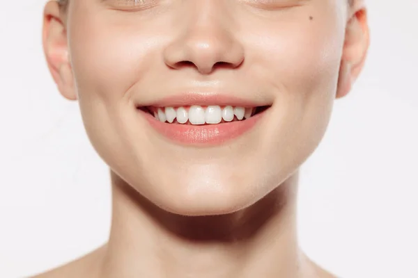 Białe Nawet Zęby Zbliżenie Żeńskich Warg Policzków Nosa Białym Tle — Zdjęcie stockowe