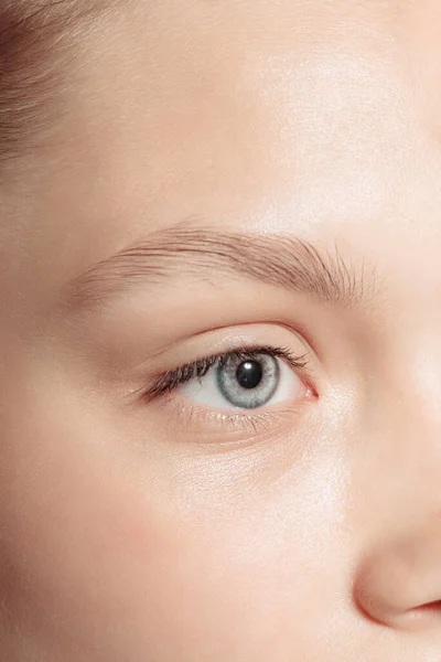 Olhos Azuis Close Retrato Bela Menina Olhando Para Longe Conceito — Fotografia de Stock