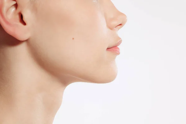 Flyer Weibliche Lippen Wangen Und Nase Großaufnahme Isoliert Vor Weißem — Stockfoto