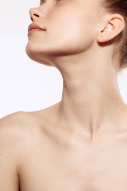 Güzellik, gençlik ve cilt bakımı. Beyaz arka planda iyi korunmuş, genç, güzel ve sağlıklı bir kızın portresi. Kozmetik, reklam, spa, plastik, ameliyat, eko ürünler ve sağlıklı yaşam tarzı