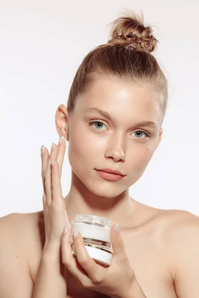 Hydratační Krém Portrét Půvabné Mladé Dívky Bez Make Upu Drží — Stock fotografie