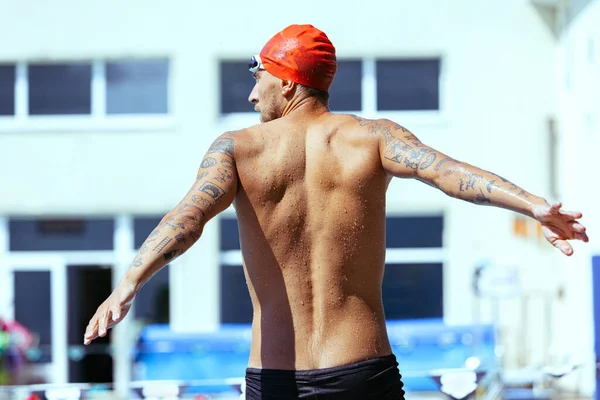 Vista Trasera Del Joven Musculoso Entrenamiento Nadador Solo Piscina Pública —  Fotos de Stock