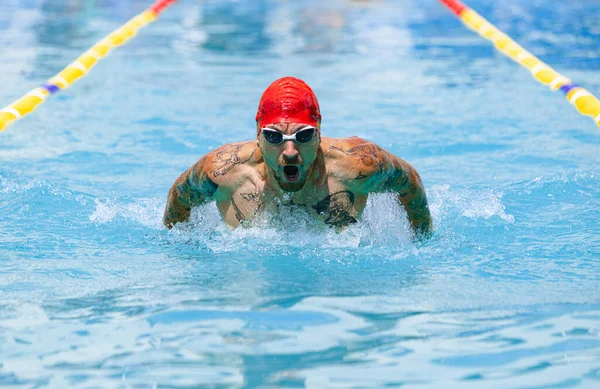 Grande Energia Atleta Nadador Profissional Masculino Óculos Touca Vermelha Nadando — Fotografia de Stock