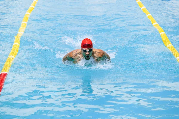 Grande Energia Atleta Nadador Profissional Masculino Óculos Touca Vermelha Nadando — Fotografia de Stock