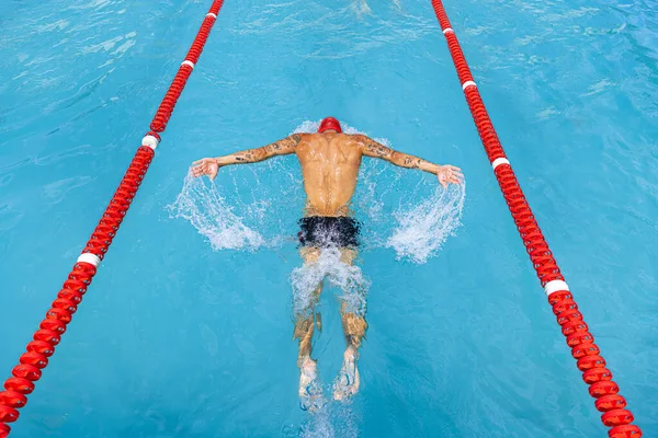 Velká Energie Jeden Sportovec Profesionální Plavec Brýlích Červenou Čepicí Plavající — Stock fotografie