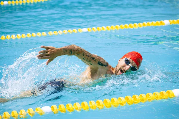 Movimiento Acción Retrato Vivo Del Joven Deportista Nadador Profesional Gafas —  Fotos de Stock