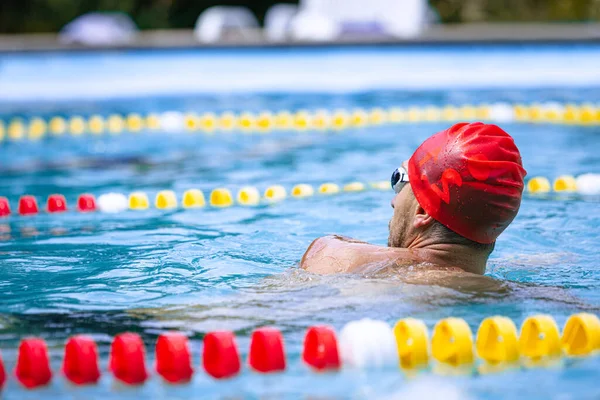 Movimento Acção Retrato Vivo Homem Esportivo Jovem Nadador Profissional Óculos — Fotografia de Stock