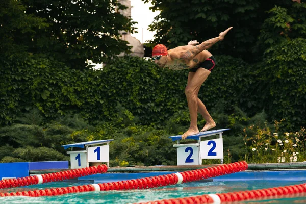 Atención Entrenamiento Aire Libre Verano Hombre Deportivo Nadador Preparándose Para —  Fotos de Stock