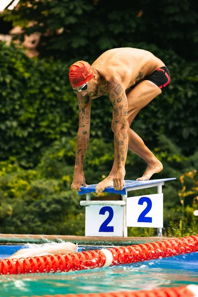 気をつけて 夏の野外訓練 スポーティな男は 水泳のオープン公共プールで 屋外で泳ぐ準備を取得します アクティブライフスタイル パワー エネルギー スポーツ運動の概念 — ストック写真