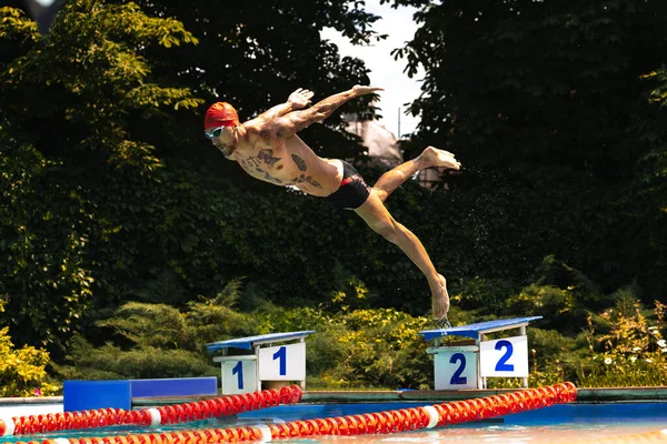 Vuelo Entrenamiento Aire Libre Verano Hombre Deportivo Nadador Preparándose Para —  Fotos de Stock