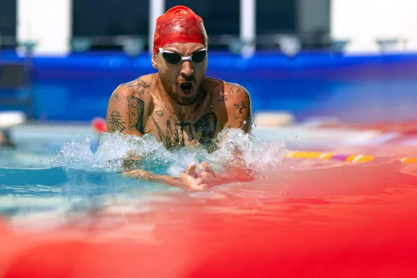 Poder Energia Jovem Homem Musculoso Nadador Profissional Óculos Treino Piscina — Fotografia de Stock