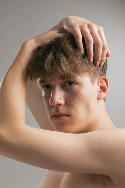 Blickt Die Kamera Schönheitsporträt Eines Jungen Mannes Teenager Isoliert Auf — Stockfoto
