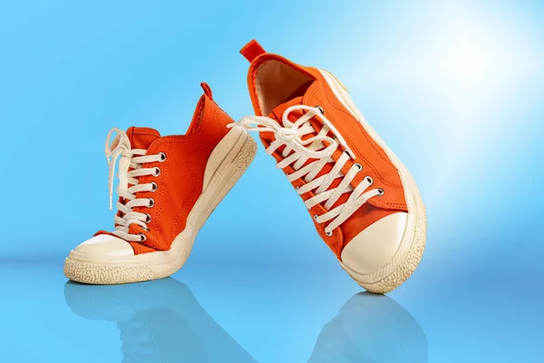 유니섹스 배경에서 스니커즈 유행에 스포츠용 평상복 신발을 창조적 미니멀리즘적 디자인을 — 스톡 사진