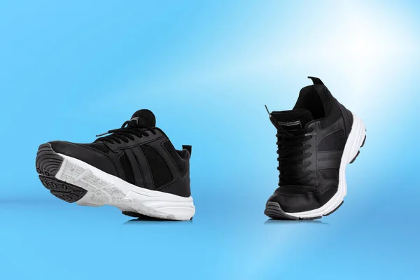 현대의 유니섹스 신발에 스니커즈는 배경에 고립되어 있습니다 유행에 스포츠용 평상복 — 스톡 사진