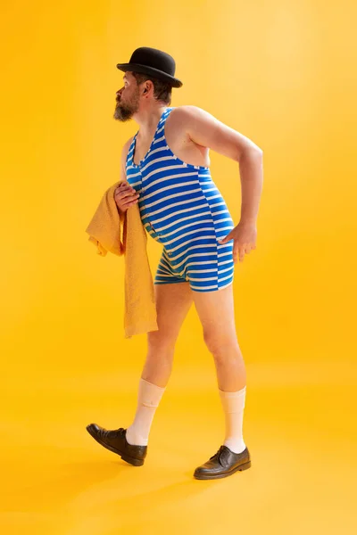 Vado Nuotare Divertente Beachgoer Grasso Uomo Divertente Indossa Costume Bagno — Foto Stock