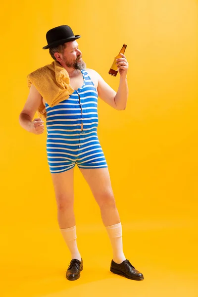 Beer Beach Party Funny Beachgoer Fat Funny Man Wearing Retro — Stock Photo, Image