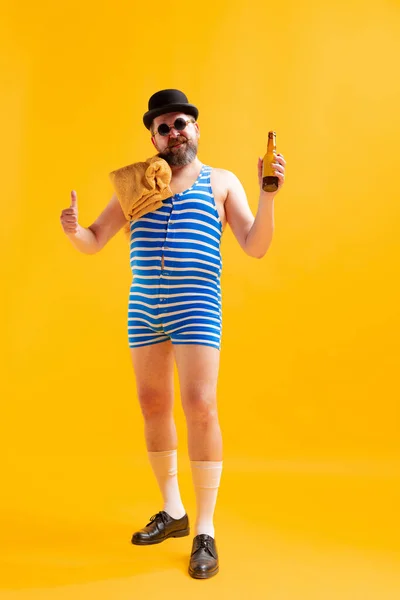 Prova Cerveja Engraçado Beachgoer Homem Engraçado Gordo Vestindo Maiô Listrado — Fotografia de Stock