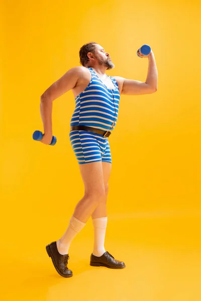 Siła Cute Tłuszczu Młody Człowiek Retro Paski Niebiesko Biały Strój — Zdjęcie stockowe