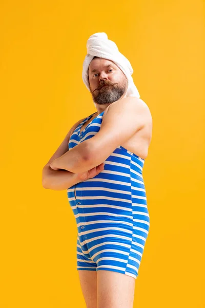 お早うございます 黄色の背景に隔離された楽しさを持つヴィンテージスタイルのストライプ水着で面白い脂肪ひげ男の漫画の肖像画 ビーチ リラックスして楽しい時間のコンセプト — ストック写真