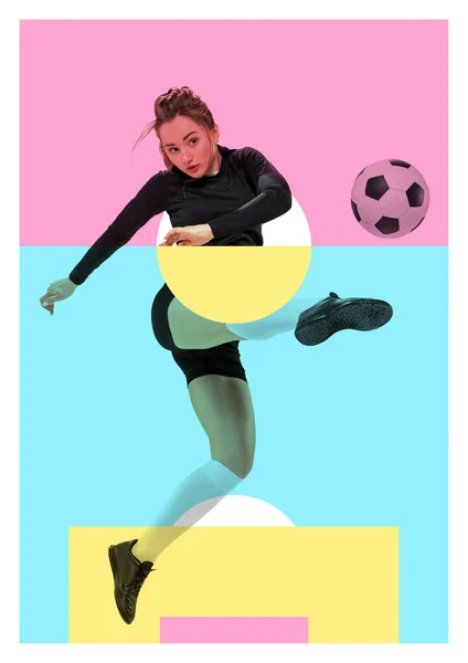 海报与女足 足球运动员在运动和行动与球在缺席的彩色背景与几何元素 能量和力量 成就的概念 半色调效应 — 图库照片