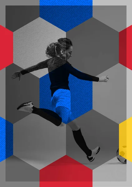 女性サッカーとポスター 運動中のサッカー選手と幾何学的な要素を持つカラフルな背景にボールと行動 スポーツ エネルギーとパワー 成果の概念 ハーフトーン効果 — ストック写真